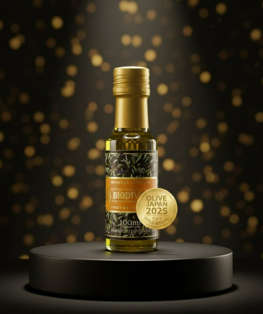 Bouteille de La Biodiversa Bio brillant sous les projecteurs avec son sceau de Médaille d'Or OLIVE JAPAN 2025