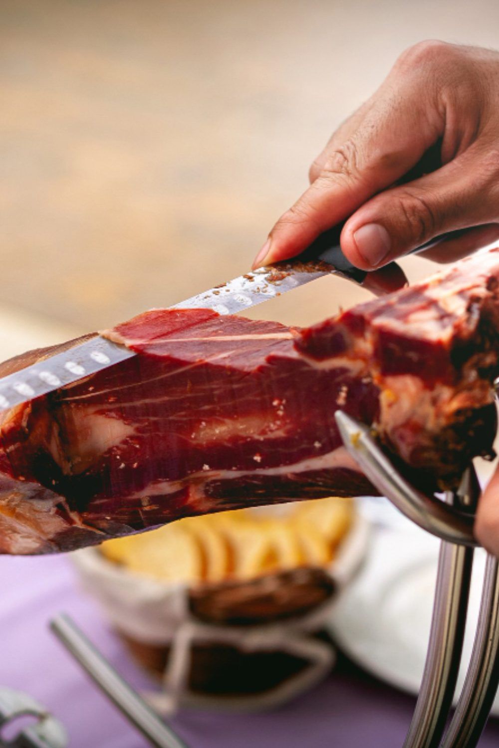Comparaison visuelle entre une tranche de jambon Serrano et une tranche de Pata Negra montrant le gras persillé.